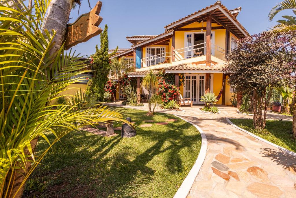 Bem localizada, a Pousada Bonns Ventos está a apenas 1,5 km da balsa, na Praia do Perequê, ideal para quem gosta de conforto e praticidade. Na praia, são vários quiosques e bares com toda a infra estrutura para atender os turistas.